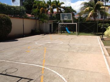 Venta de casa de dos pisos de 205.18 M2,en conjunto cerrado por la calle 8 al oriente de la ciudad.