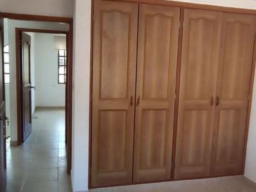 Venta de casa de dos pisos de 205.18 M2,en conjunto cerrado por la calle 8 al oriente de la ciudad.