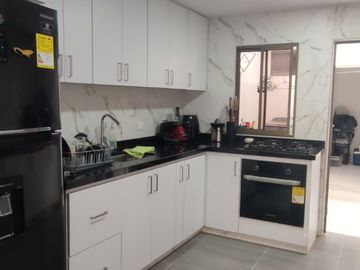 Venta de casa de dos pisos de 205.18 M2,en conjunto cerrado por la calle 8 al oriente de la ciudad.