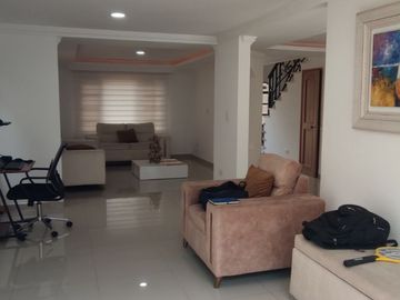 Venta de casa de dos pisos de 205.18 M2,en conjunto cerrado por la calle 8 al oriente de la ciudad.