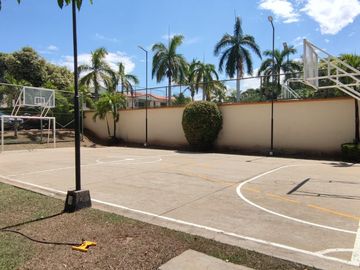 Venta de casa de dos pisos de 205.18 M2,en conjunto cerrado por la calle 8 al oriente de la ciudad.