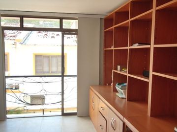 Venta de casa de dos pisos de 205.18 M2,en conjunto cerrado por la calle 8 al oriente de la ciudad.