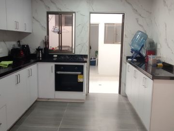 Venta de casa de dos pisos de 205.18 M2,en conjunto cerrado por la calle 8 al oriente de la ciudad.