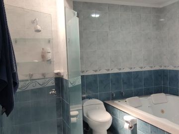 Venta de casa de dos pisos de 205.18 M2,en conjunto cerrado por la calle 8 al oriente de la ciudad.