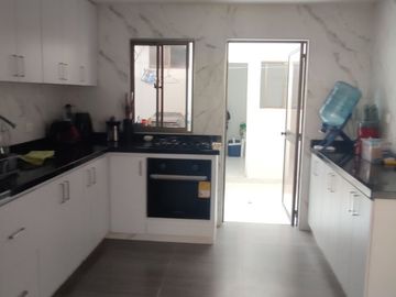 Venta de casa de dos pisos de 205.18 M2,en conjunto cerrado por la calle 8 al oriente de la ciudad.