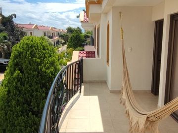 Venta de casa de dos pisos de 205.18 M2,en conjunto cerrado por la calle 8 al oriente de la ciudad.