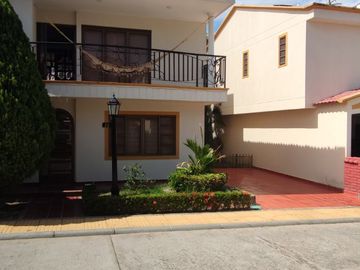 Venta de casa de dos pisos de 205.18 M2,en conjunto cerrado por la calle 8 al oriente de la ciudad.