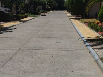 Venta de casa de dos pisos de 205.18 M2,en conjunto cerrado por la calle 8 al oriente de la ciudad.