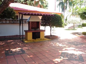 Venta de casa de dos pisos de 205.18 M2,en conjunto cerrado por la calle 8 al oriente de la ciudad.