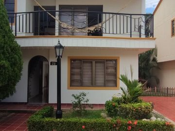 Venta de casa de dos pisos de 205.18 M2,en conjunto cerrado por la calle 8 al oriente de la ciudad.