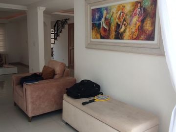 Venta de casa de dos pisos de 205.18 M2,en conjunto cerrado por la calle 8 al oriente de la ciudad.
