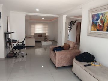 Venta de casa de dos pisos de 205.18 M2,en conjunto cerrado por la calle 8 al oriente de la ciudad.
