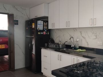 Venta de casa de dos pisos de 205.18 M2,en conjunto cerrado por la calle 8 al oriente de la ciudad.