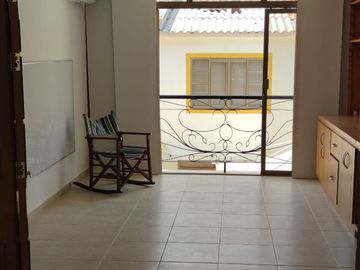 Venta de casa de dos pisos de 205.18 M2,en conjunto cerrado por la calle 8 al oriente de la ciudad.