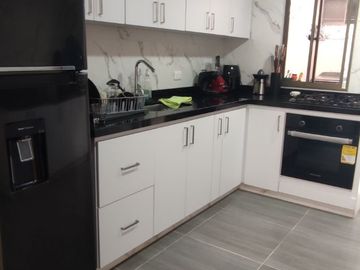 Venta de casa de dos pisos de 205.18 M2,en conjunto cerrado por la calle 8 al oriente de la ciudad.