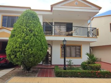 Venta de casa de dos pisos de 205.18 M2,en conjunto cerrado por la calle 8 al oriente de la ciudad.