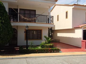 Venta de casa de dos pisos de 205.18 M2,en conjunto cerrado por la calle 8 al oriente de la ciudad.