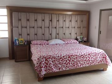 Venta de casa de dos pisos de 205.18 M2,en conjunto cerrado por la calle 8 al oriente de la ciudad.