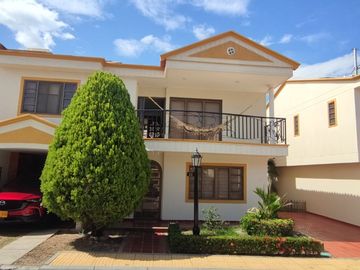 Venta de casa de dos pisos de 205.18 M2,en conjunto cerrado por la calle 8 al oriente de la ciudad.