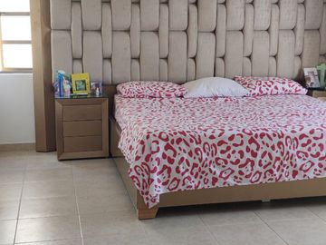 Venta de casa de dos pisos de 205.18 M2,en conjunto cerrado por la calle 8 al oriente de la ciudad.