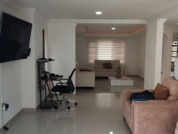 Venta de casa de dos pisos de 205.18 M2,en conjunto cerrado por la calle 8 al oriente de la ciudad.
