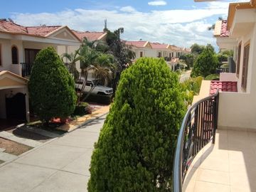 Venta de casa de dos pisos de 205.18 M2,en conjunto cerrado por la calle 8 al oriente de la ciudad.