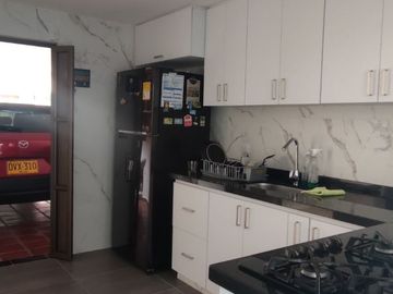Venta de casa de dos pisos de 205.18 M2,en conjunto cerrado por la calle 8 al oriente de la ciudad.