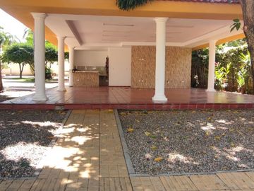 Venta de casa de dos pisos de 205.18 M2,en conjunto cerrado por la calle 8 al oriente de la ciudad.