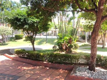 Venta de casa de dos pisos de 205.18 M2,en conjunto cerrado por la calle 8 al oriente de la ciudad.