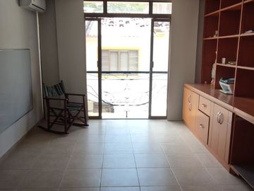 Venta de casa de dos pisos de 205.18 M2,en conjunto cerrado por la calle 8 al oriente de la ciudad.