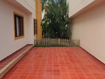 Venta de casa de dos pisos de 205.18 M2,en conjunto cerrado por la calle 8 al oriente de la ciudad.