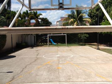 Venta de casa de dos pisos de 205.18 M2,en conjunto cerrado por la calle 8 al oriente de la ciudad.