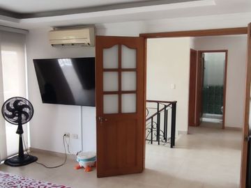 Venta de casa de dos pisos de 205.18 M2,en conjunto cerrado por la calle 8 al oriente de la ciudad.