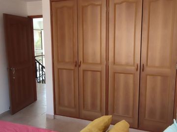 Venta de casa de dos pisos de 205.18 M2,en conjunto cerrado por la calle 8 al oriente de la ciudad.