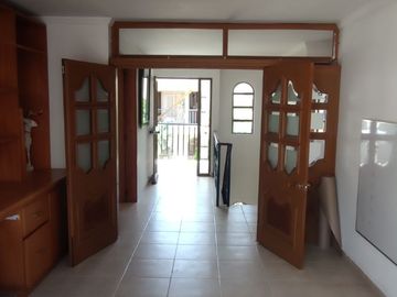 Venta de casa de dos pisos de 205.18 M2,en conjunto cerrado por la calle 8 al oriente de la ciudad.