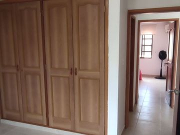 Venta de casa de dos pisos de 205.18 M2,en conjunto cerrado por la calle 8 al oriente de la ciudad.