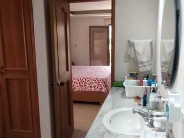 Venta de casa de dos pisos de 205.18 M2,en conjunto cerrado por la calle 8 al oriente de la ciudad.