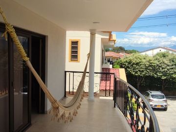Venta de casa de dos pisos de 205.18 M2,en conjunto cerrado por la calle 8 al oriente de la ciudad.