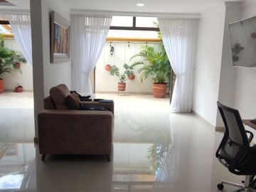 Venta de casa de dos pisos de 205.18 M2,en conjunto cerrado por la calle 8 al oriente de la ciudad.