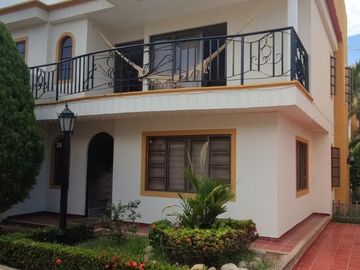Venta de casa de dos pisos de 205.18 M2,en conjunto cerrado por la calle 8 al oriente de la ciudad.
