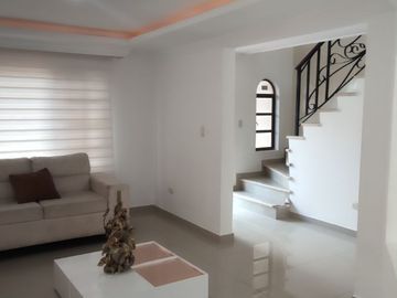 Venta de casa de dos pisos de 205.18 M2,en conjunto cerrado por la calle 8 al oriente de la ciudad.