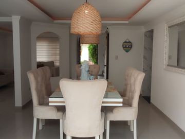 Venta de casa de dos pisos de 205.18 M2,en conjunto cerrado por la calle 8 al oriente de la ciudad.