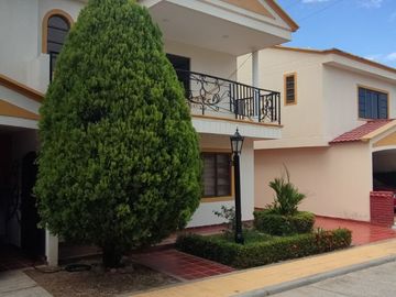 Venta de casa de dos pisos de 205.18 M2,en conjunto cerrado por la calle 8 al oriente de la ciudad.