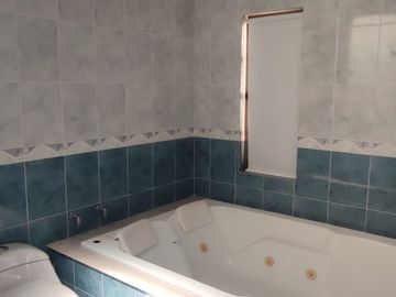 Venta de casa de dos pisos de 205.18 M2,en conjunto cerrado por la calle 8 al oriente de la ciudad.