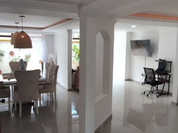 Venta de casa de dos pisos de 205.18 M2,en conjunto cerrado por la calle 8 al oriente de la ciudad.