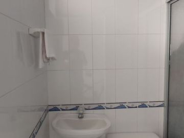 Venta de casa de dos pisos de 205.18 M2,en conjunto cerrado por la calle 8 al oriente de la ciudad.