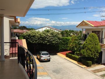 Venta de casa de dos pisos de 205.18 M2,en conjunto cerrado por la calle 8 al oriente de la ciudad.
