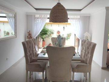 Venta de casa de dos pisos de 205.18 M2,en conjunto cerrado por la calle 8 al oriente de la ciudad.