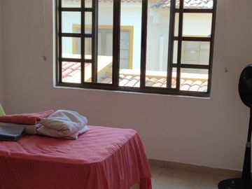 Venta de casa de dos pisos de 205.18 M2,en conjunto cerrado por la calle 8 al oriente de la ciudad.