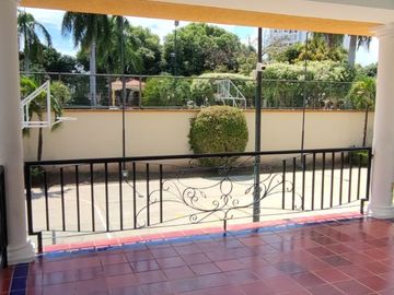 Venta de casa de dos pisos de 205.18 M2,en conjunto cerrado por la calle 8 al oriente de la ciudad.